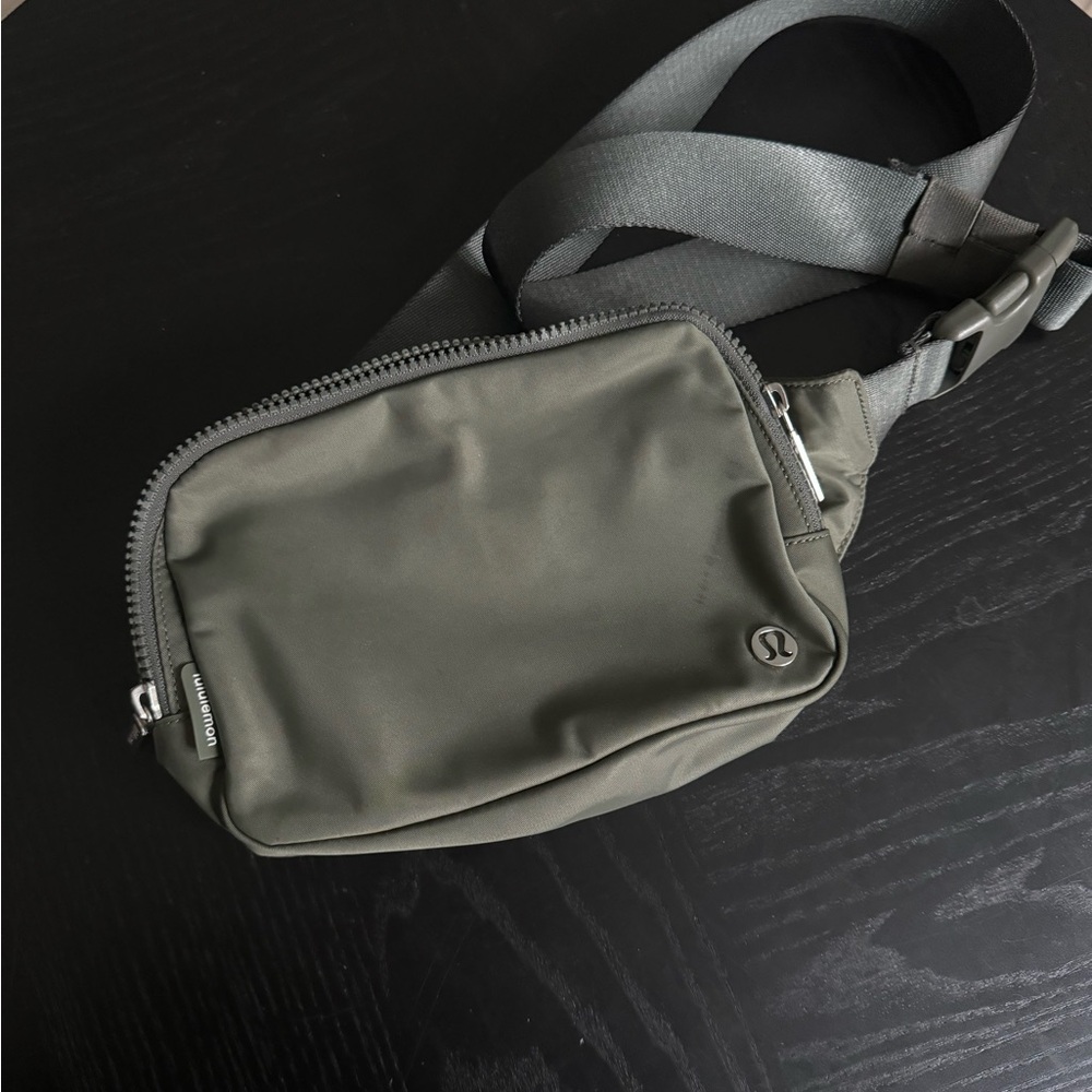 lululemon athletica Men's Olive Crossbody Bag